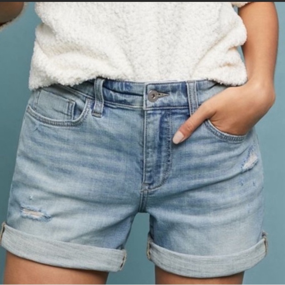 Pilcro and the Letterpress slim boyfriend jean shorts. Size 26